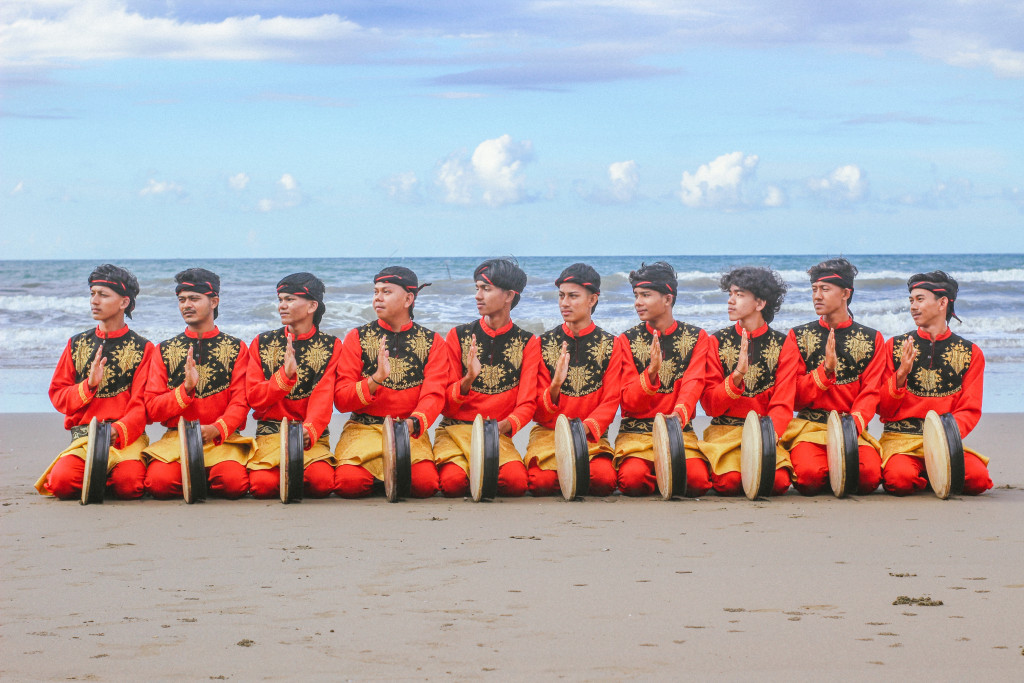 Latihan Rapai Geleng Sanggar Piasan Nanggroe diPantai Meurah Setia (Pantai Mahohara) Meunasah Balek